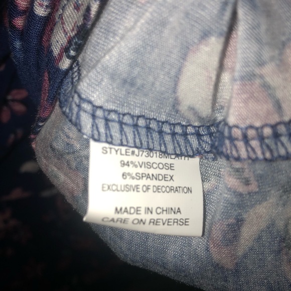 XL …Eyeshadow … very soft (94% viscose, 6% spandex) long sleeve popover v neck - Picture 4 of 6